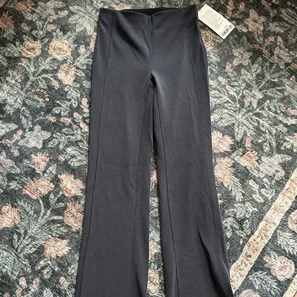 Lululemon Ribbed Softstreme Flared Pant, Regular, Black, Size 6 - Picture 2 of 4